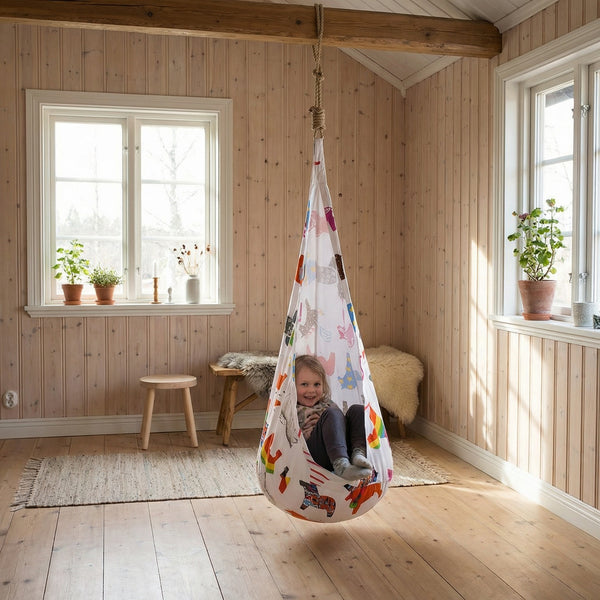 Hengestol I Bomull – Trygg Podgynge med Dalahester for Lek & Hvile